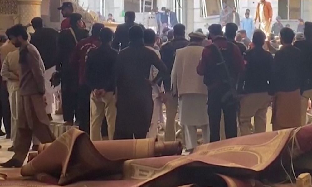 Sobe para 61 o número de mortos em atentado suicida em mesquita no Paquistão