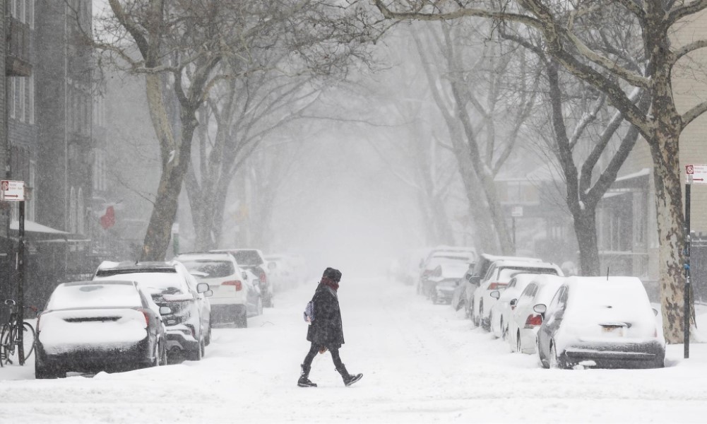 Tempestade de neve afeta o leste dos EUA e provoca o cancelamento de milhares de voos