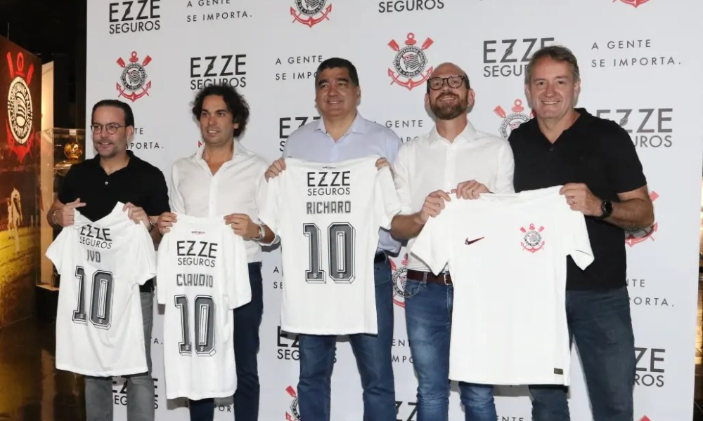 Corinthians anuncia patrocínio com seguradora e terá marca estampada nas costas