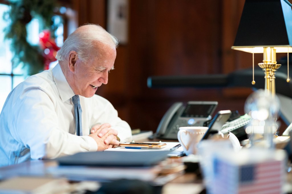 Biden assina ordem executiva que reverte saída dos Estados Unidos da OMS