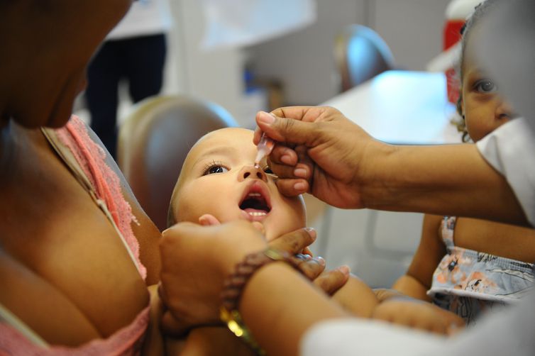 Médicos alertam risco de retorno da paralisa infantil devido à baixa vacinação de crianças