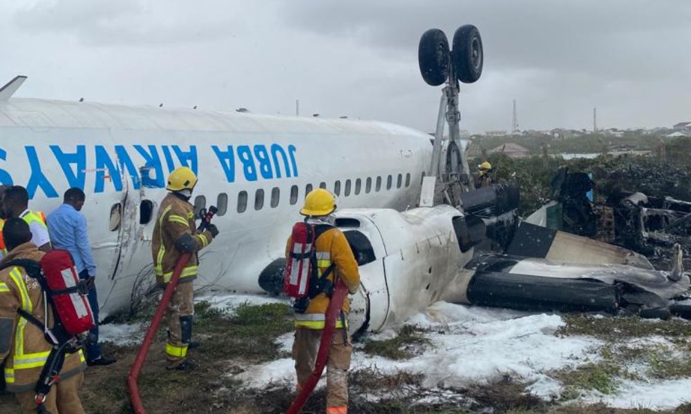 Avião pousa de ‘ponta-cabeça’ em aeroporto internacional da Somália