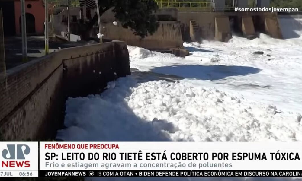 Rio Tietê forma espuma tóxica em municípios do interior de SP