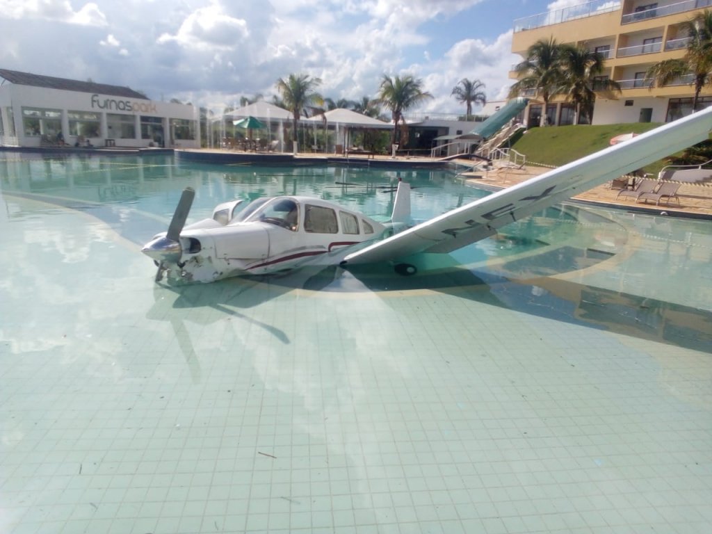 Avião cai dentro de piscina em resort e deixa 3 pessoas feridas; veja fotos