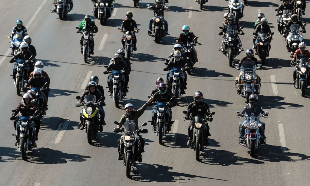 Bolsonaro participa de motociata em Brasília neste domingo