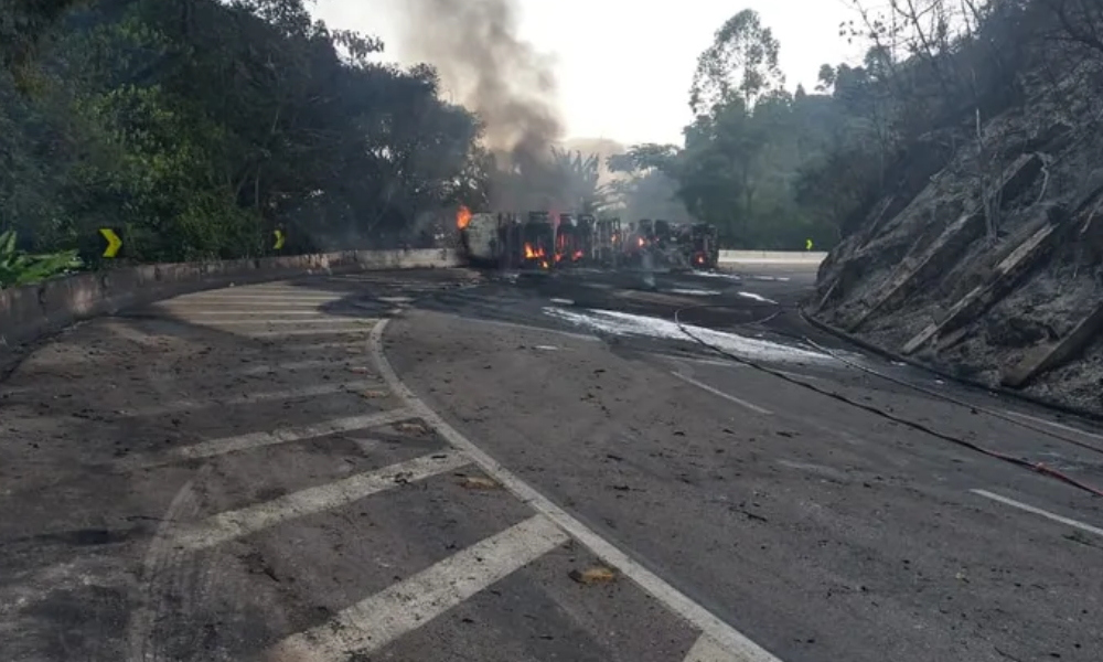 Motorista morre após caminhão tombar e explodir em serra no Rio de Janeiro