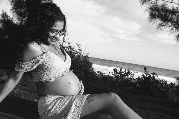 Após ter bebê arrancado da barriga, jovem de 21 anos morre no Rio de Janeiro