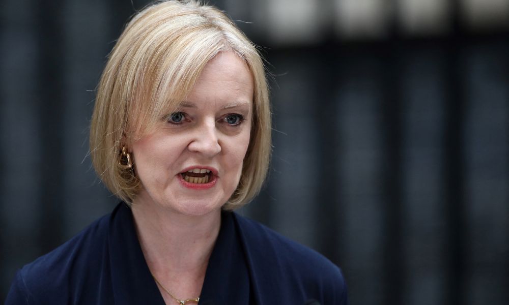 Liz Truss renuncia ao cargo de primeira-ministra do Reino Unido após 45 dias