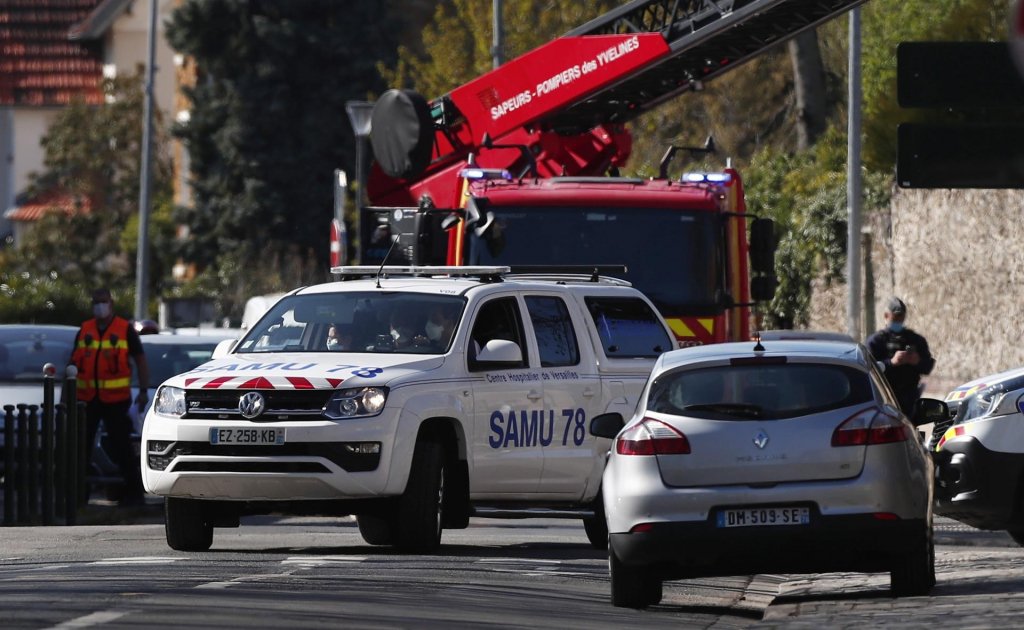 Ataque terrorista em Paris termina com policial morta e suspeito baleado