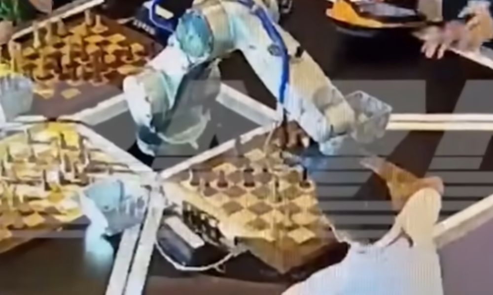 Robô jogador quebra dedo de criança de 7 anos durante torneio de xadrez