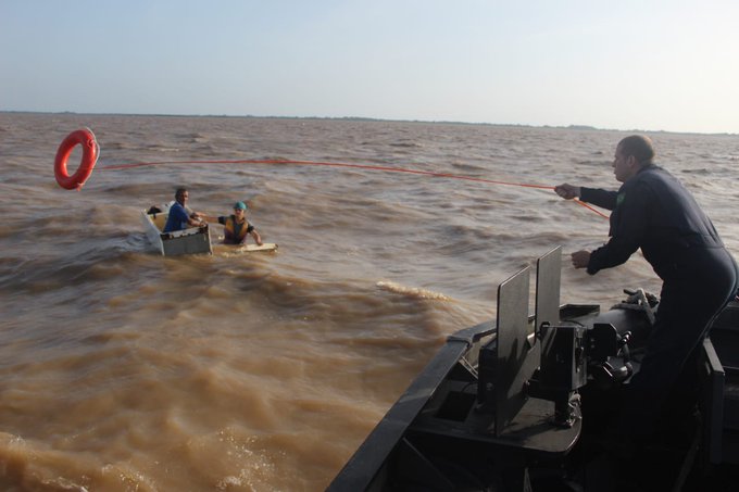 Marinha resgata homens que boiavam em geladeira após navio afundar no Pará
