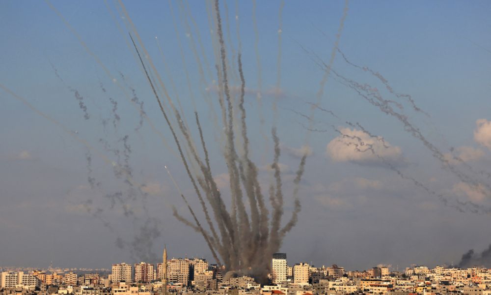 Israel mata dois altos funcionários do Hamas e bombardeia 200 alvos na Faixa de Gaza