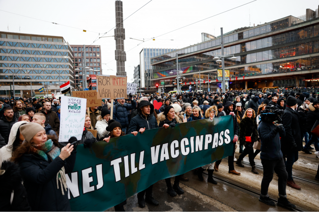 Protestos contra obrigatoriedade de vacina ganham adeptos e se alastram pelo mundo