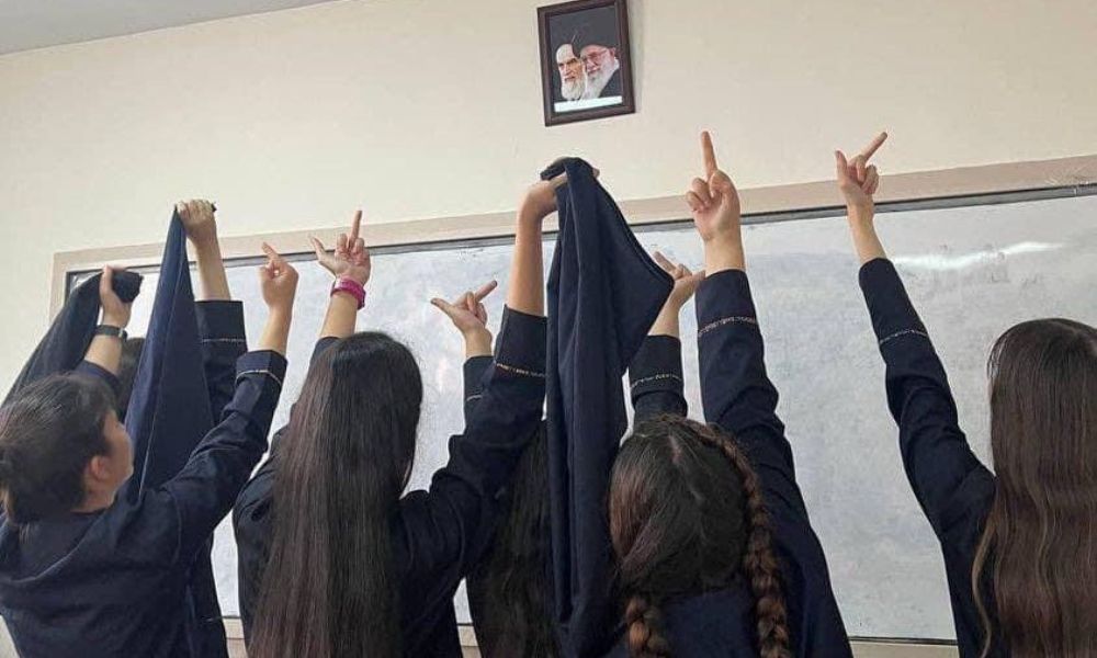 Estudantes iranianas interrompem aulas e desafiam repressão tirando véu e fazendo gestos obscenos