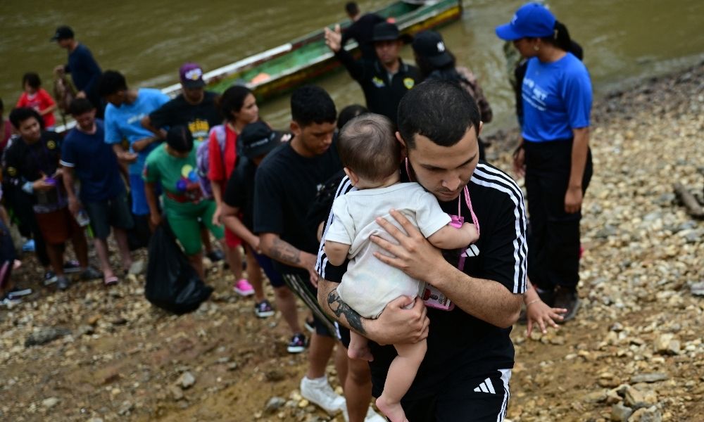 Criança brasileira que cruzou selva de Darién é repatriada após 1 ano no Panamá