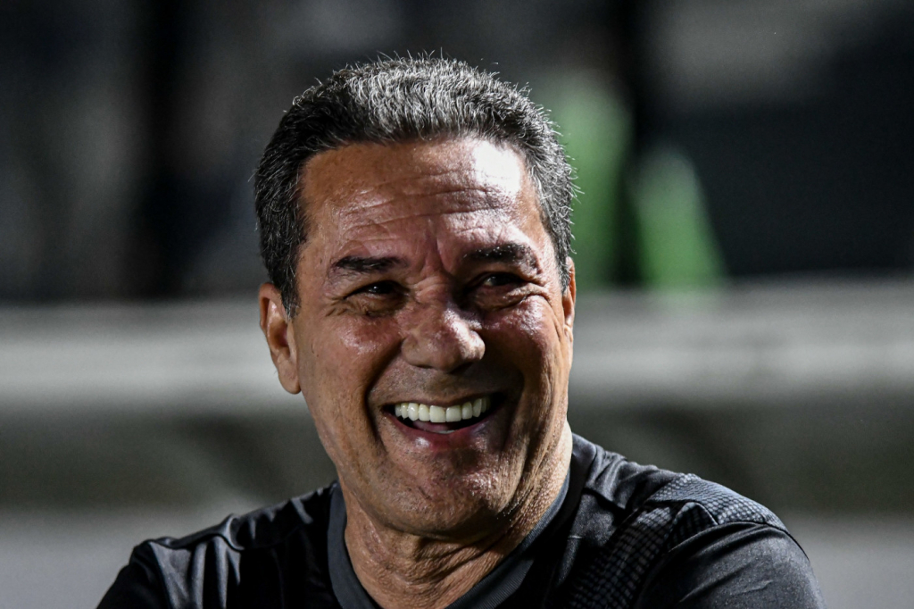 Corinthians anuncia Vanderlei Luxemburgo como substituto de Cuca 