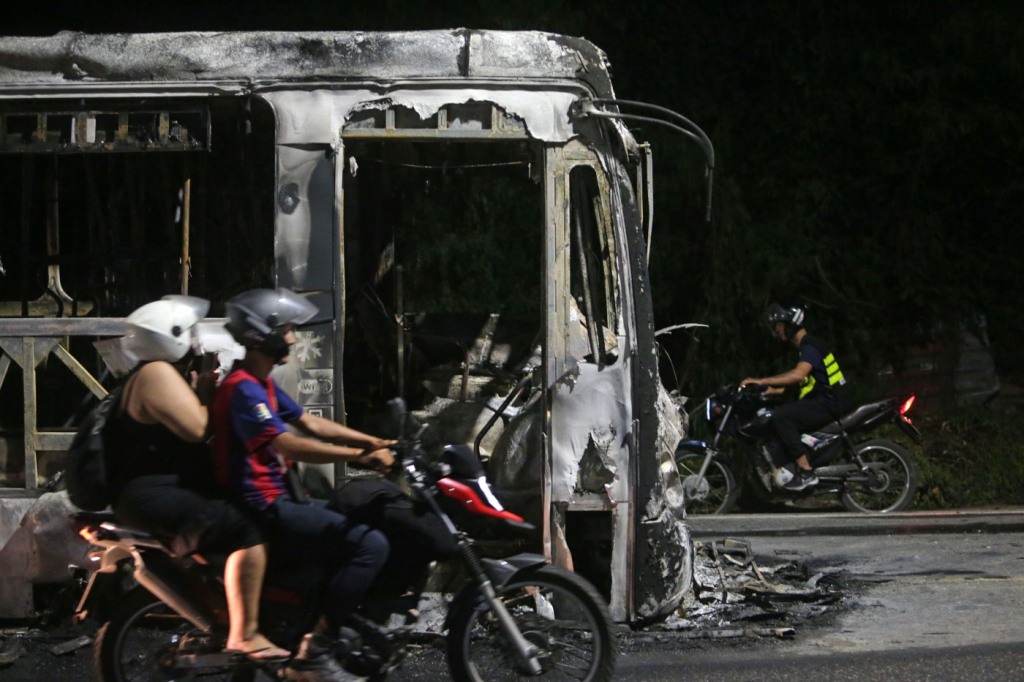 Rio enfrenta restrições em linhas de transporte após ter ônibus incendiados