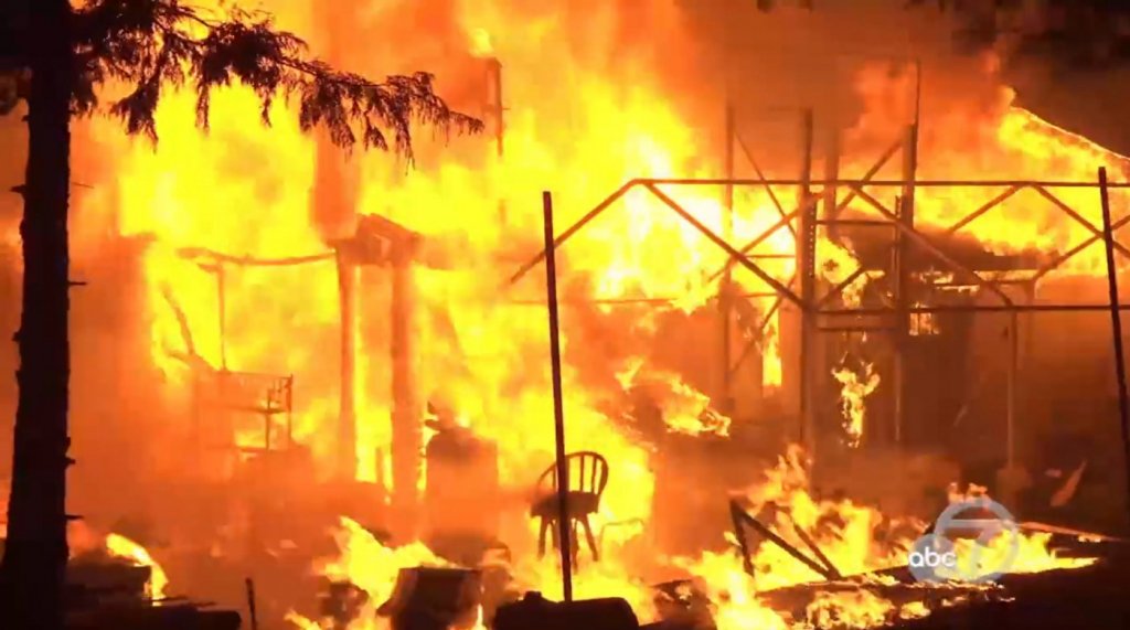 Incêndio florestal destrói área de 1,2 mil habitantes na Califórnia; veja vídeos