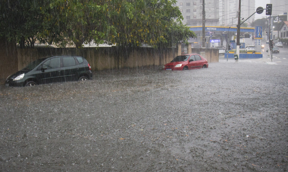 Chuva volta a provocar alagamentos em São Paulo nesta quinta-feira