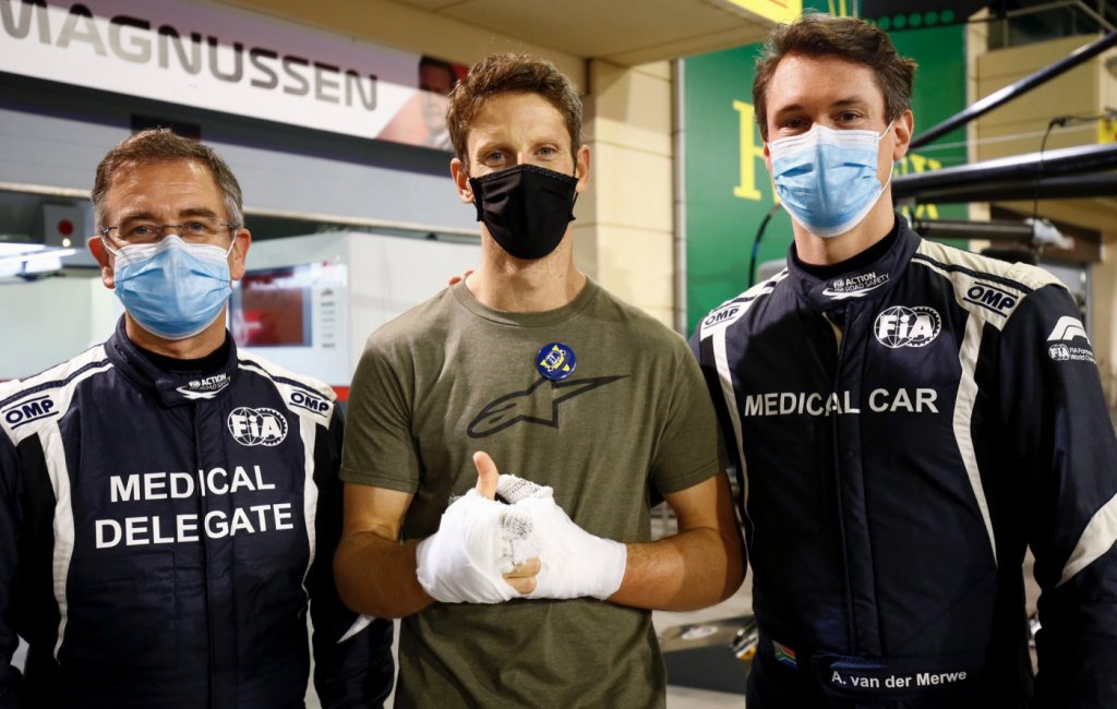 F1: Grosjean se emociona ao encontrar médicos que o socorreram; veja o momento