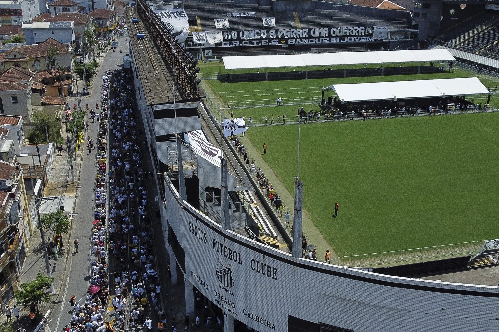 Fãs encaram fila de 2 km e calor de 29º C para se despedir de Pelé