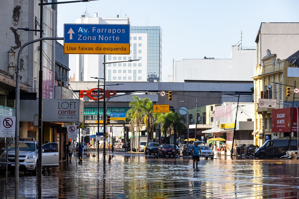 Chuva enche bueiros de Porto Alegre e volta a alagar ruas da cidade