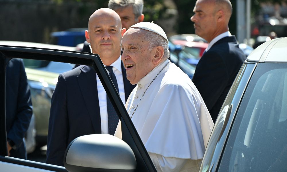 Papa Francisco deixa hospital após passar nove dias internado devido à cirurgia no intestino