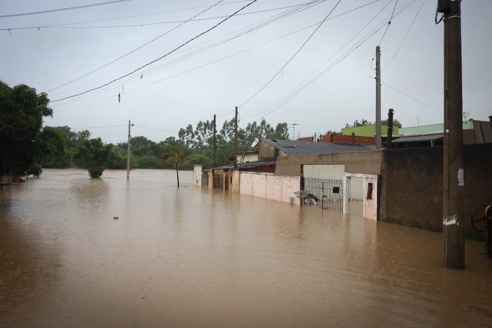 Fortes chuvas devem persistir em São Paulo até quarta-feira, afirma meteorologista do Inmet