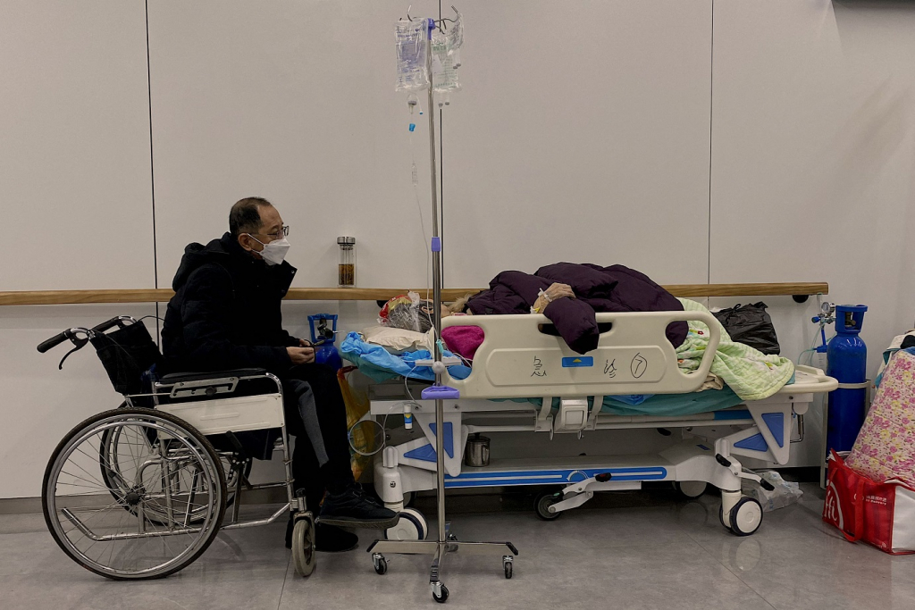Novo surto de infecções e fim da política ‘Covid zero’ geram sobrecarga em hospitais e funerárias na China