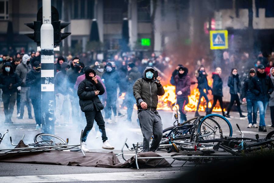 Violência marca protestos contra toque de recolher na Holanda