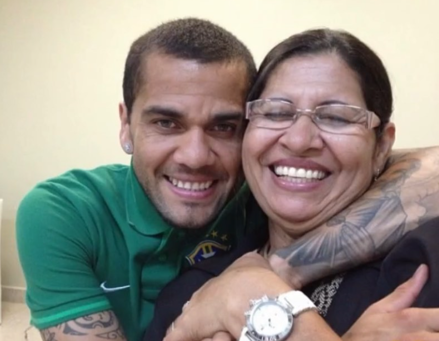 Mãe de Daniel Alves expõe identidade de mulher que acusa filho de estupro 