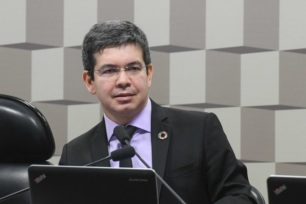 Randolfe Rodrigues pede ao STF investigação de Aras por prevaricação