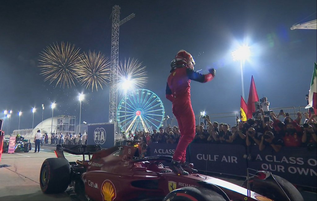 Leclerc vence GP do Bahrein em dobradinha da Ferrari; Hamilton fica em 3º