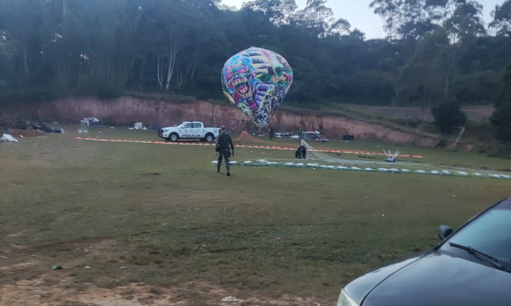 PM Ambiental flagra grupo soltando balões em chácara na Grande SP