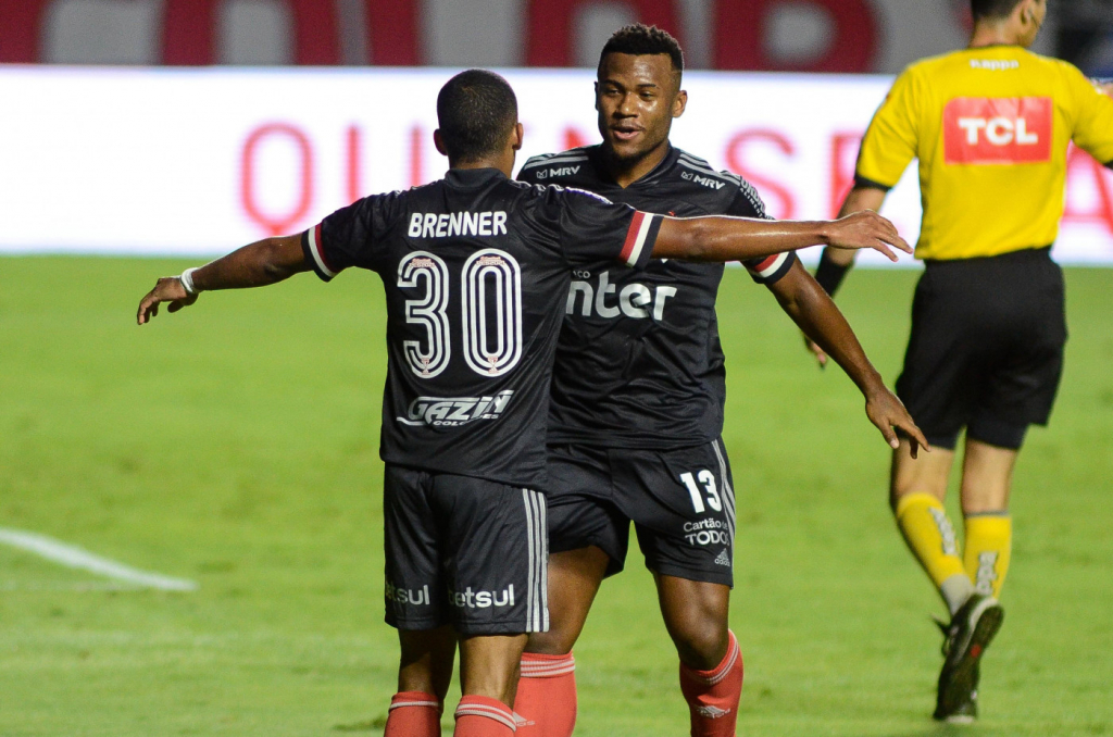 São Paulo goleia o Botafogo e dispara na liderança do Campeonato Brasileiro