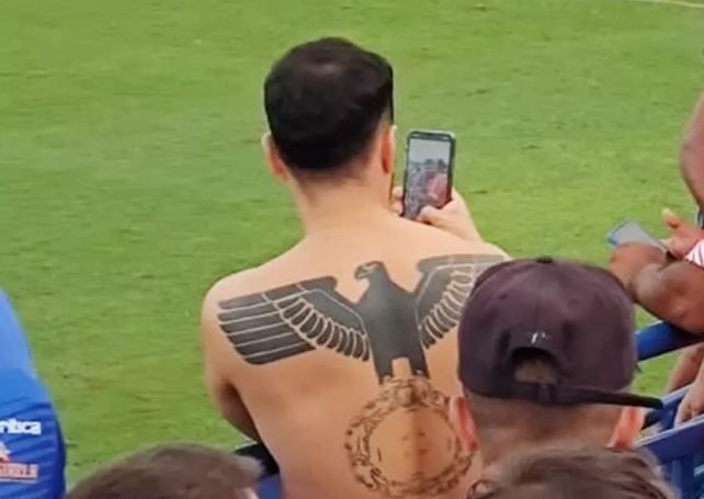 Série D: Homem é flagrado com tatuagem nazista em jogo do São Raimundo-AM