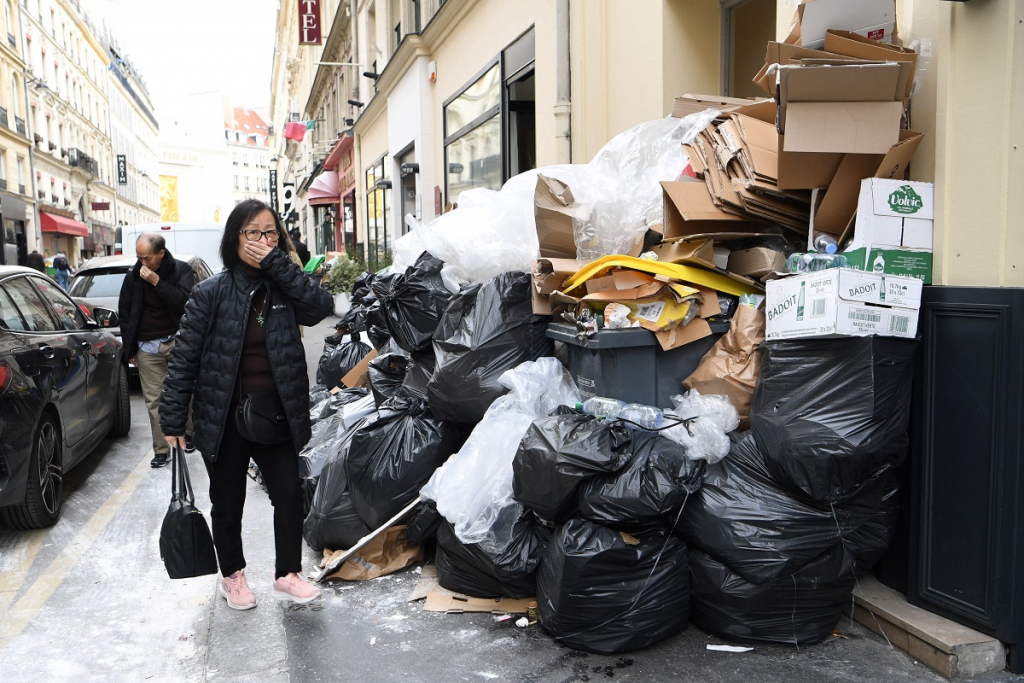 Greve de garis deixa 10 mil toneladas de lixo acumuladas nas ruas de Paris