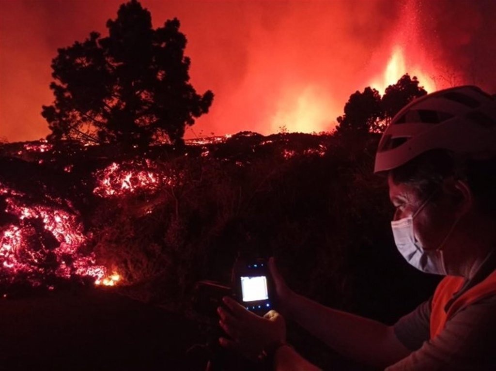 Explosões do vulcão Cumbre Vieja aumentam e governo ordena evacuação de mais três cidades