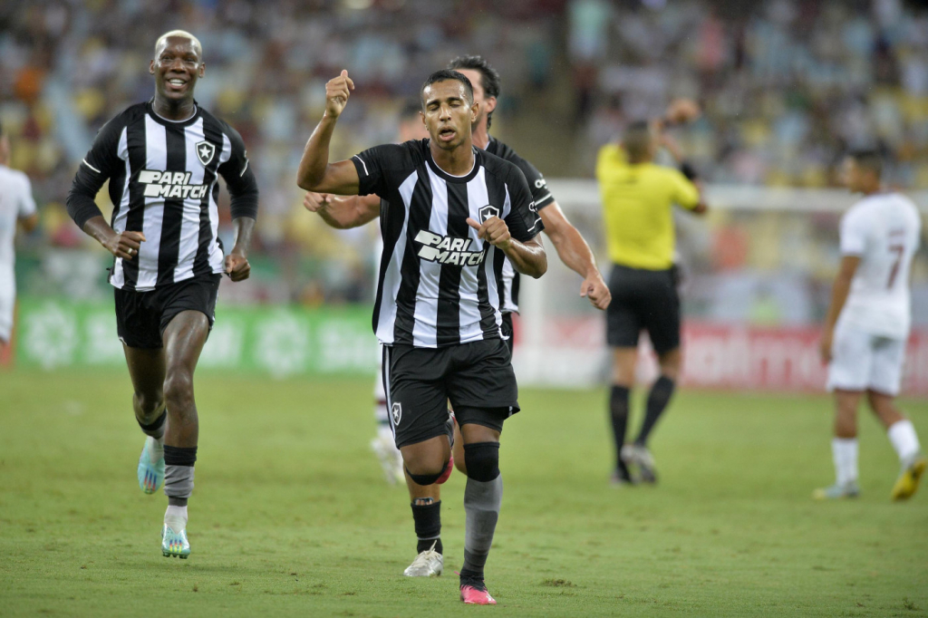 Botafogo vence ‘Clássico Vovô’, embola Carioca e provoca Fluminense nas redes sociais 