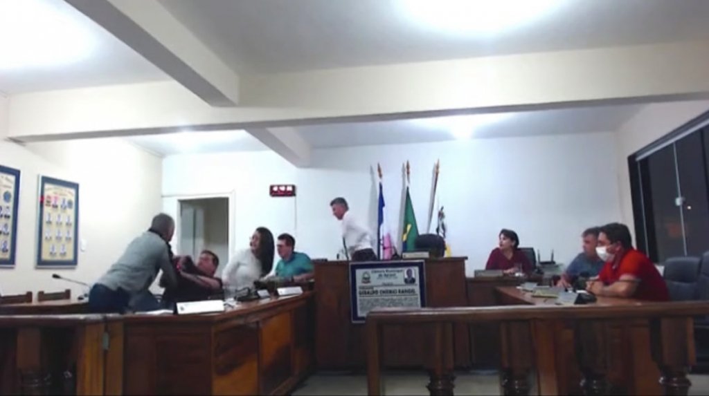 Vereadores brigam durante sessão na Câmara Municipal de Apiacá (ES); assista
