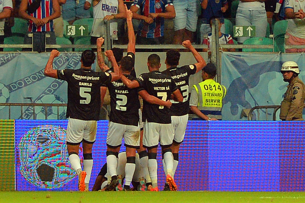Botafogo vence o Bahia e divide a ponta do Brasileirão com o Fluminense