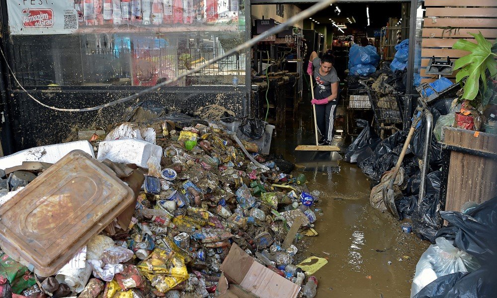 Petrópolis sofre com saques, cenário de guerra e mais chuvas; mortos sobem para 129