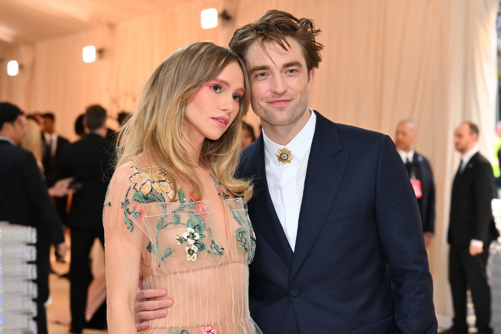 Robert Pattinson e Suki Waterhouse anunciam primeira gravidez