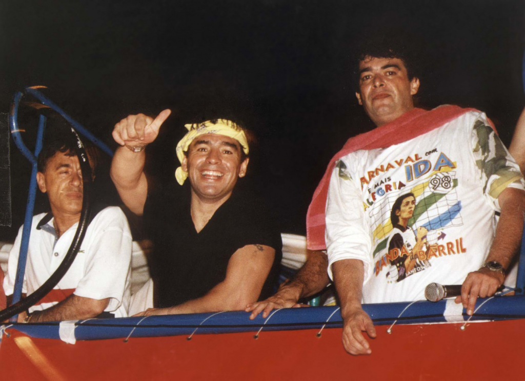 Maradona na Sapucaí, Sócrates jurado e mais: Relembre casos em que futebol e Carnaval se misturaram