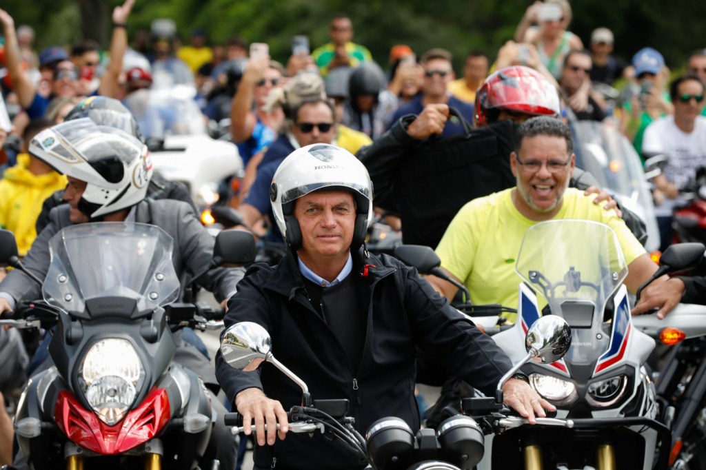 Bolsonaro acena para motoqueiros em Volta Redonda e diz que vai respeitar resultado das urnas