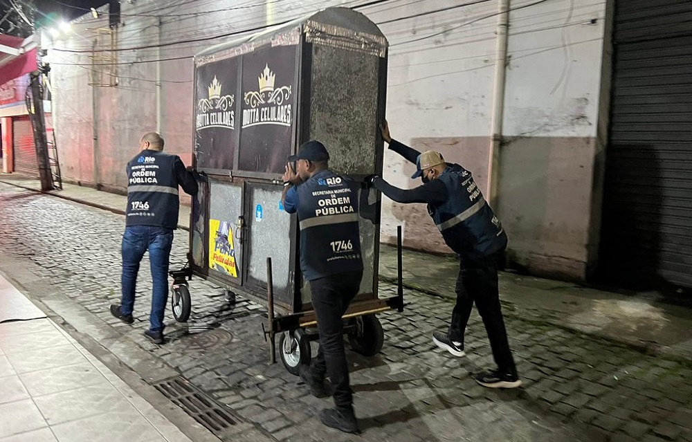 Em ação na zona oeste, Prefeitura do Rio apreende carrocinhas de lanches, produtos para celulares e mercadorias irregulares