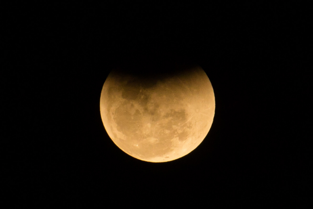 Céu brasileiro tem eclipse da lua na madrugada desta segunda-feira