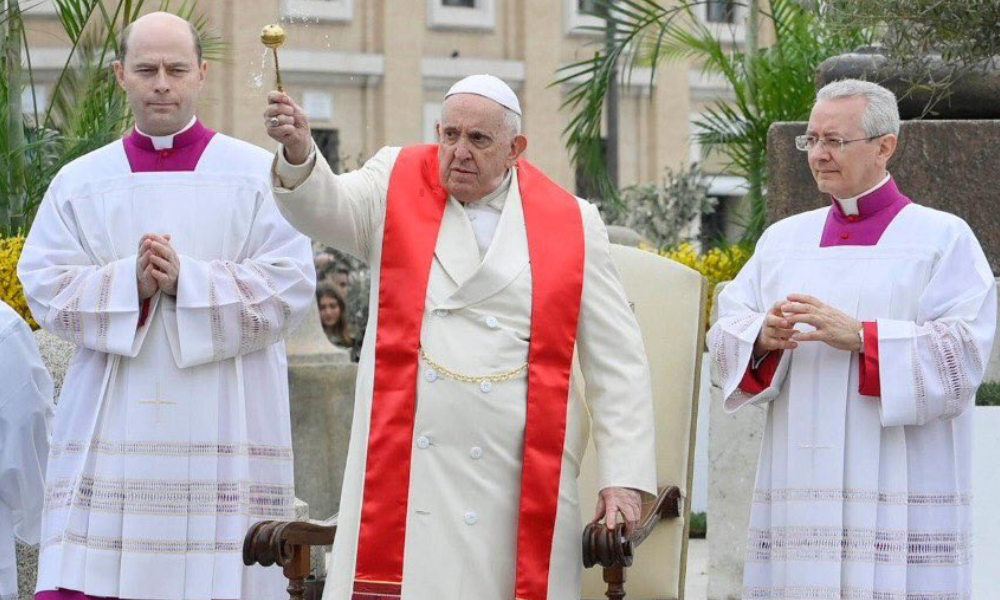 Papa Francisco participa da missa de Domingo de Ramos um dia após alta médica