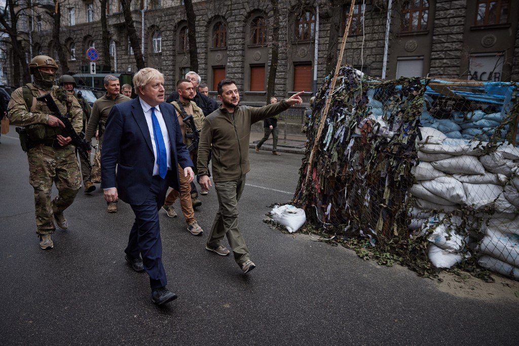 Boris Johnson promete veículos blindados e mais armas à Ucrânia em visita surpresa a Kiev