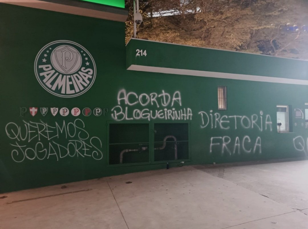 Após empate do Palmeiras, Allianz Parque amanhece com pichações contra Leila Pereira: ‘Blogueirinha’